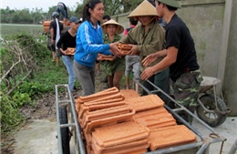 Hơn 700 thùng mỳ tôm, nước uống đến với dân vùng lũ 